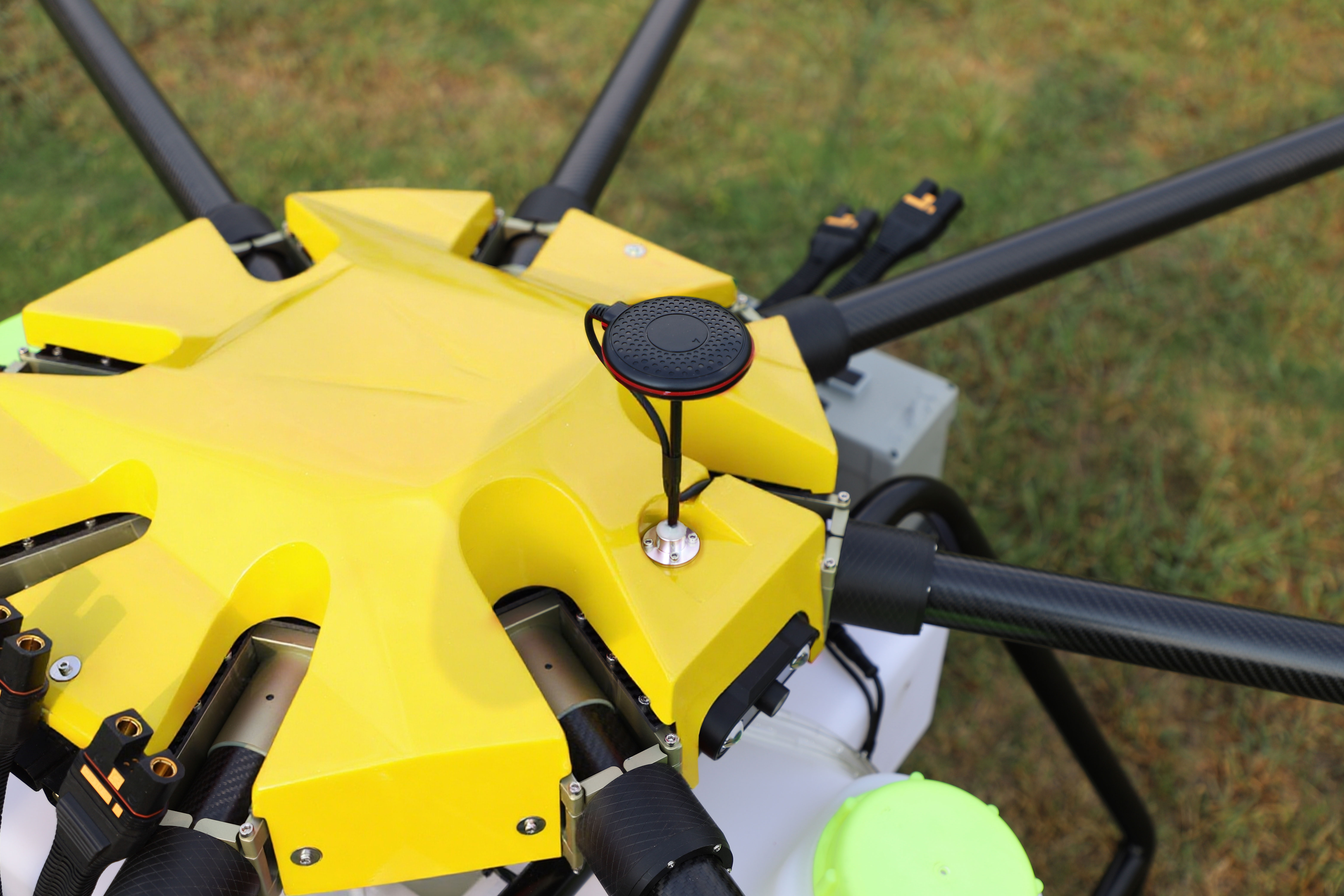 GPS System with Integrated Spraying & Spreading Pesticide Barrel